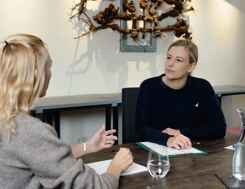 Nicole Nittnaus im Gespräch mit einer Kundin.